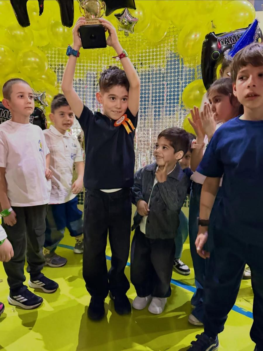 بوراك أوزجيفيت وفهرية إيفجين يحتفلان بعيد ميلاد ابنهما كاران