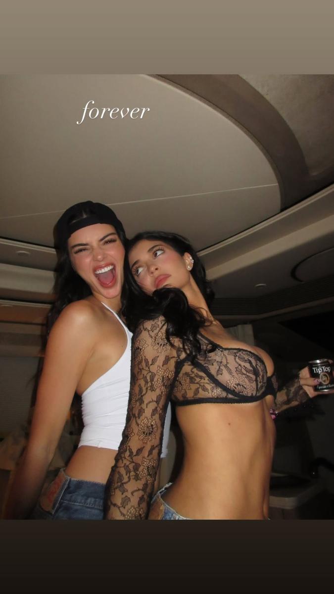 كيندال جينر وجاكوب إلوردي… تقارب لافت في كوتشيلا خلال حفل جاستن بيبر