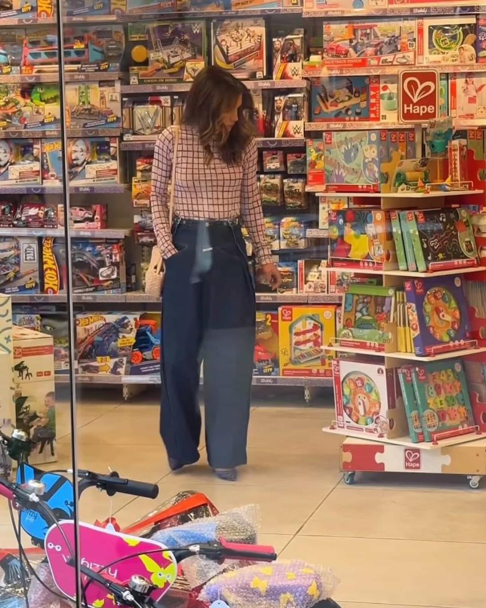 الملكة رانيا بإطلالة دنيم عصرية في زيارة إلى الصويفية