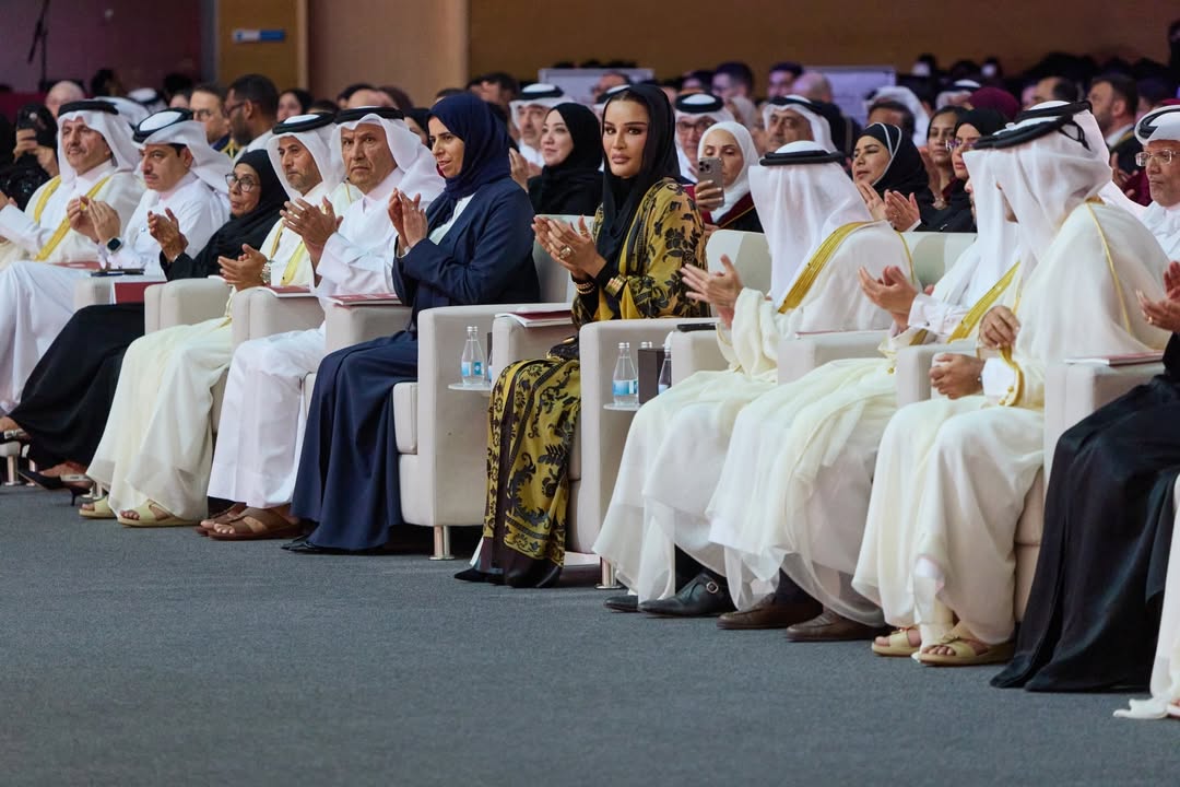 الشيخة موزا تتألق بعباية صفراء منقشة بأسلوب ملكي راقٍ