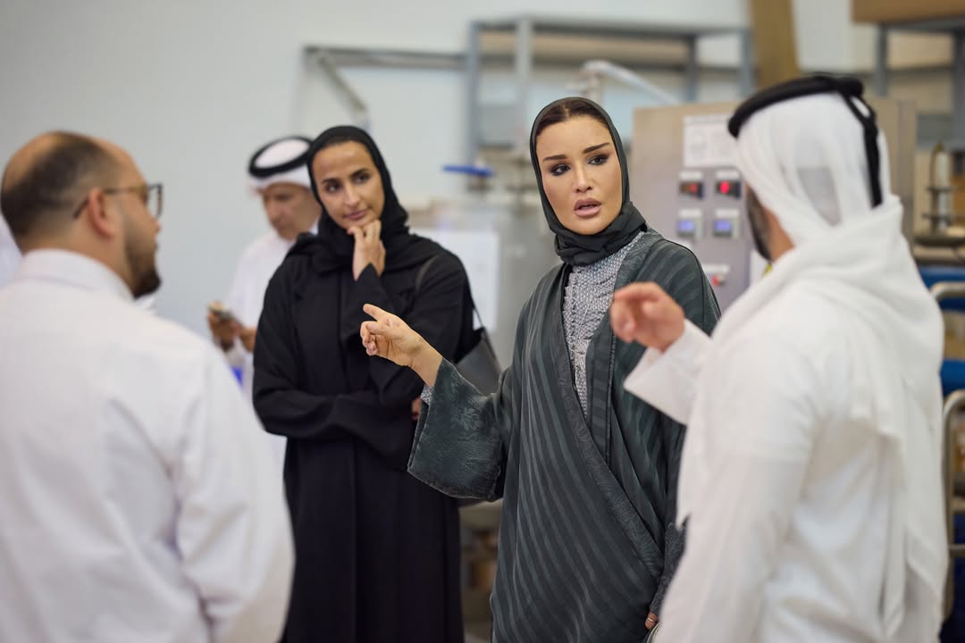 الشيخة موزا بعباية مخملية رمادية وحقيبة من جلد التمساح 