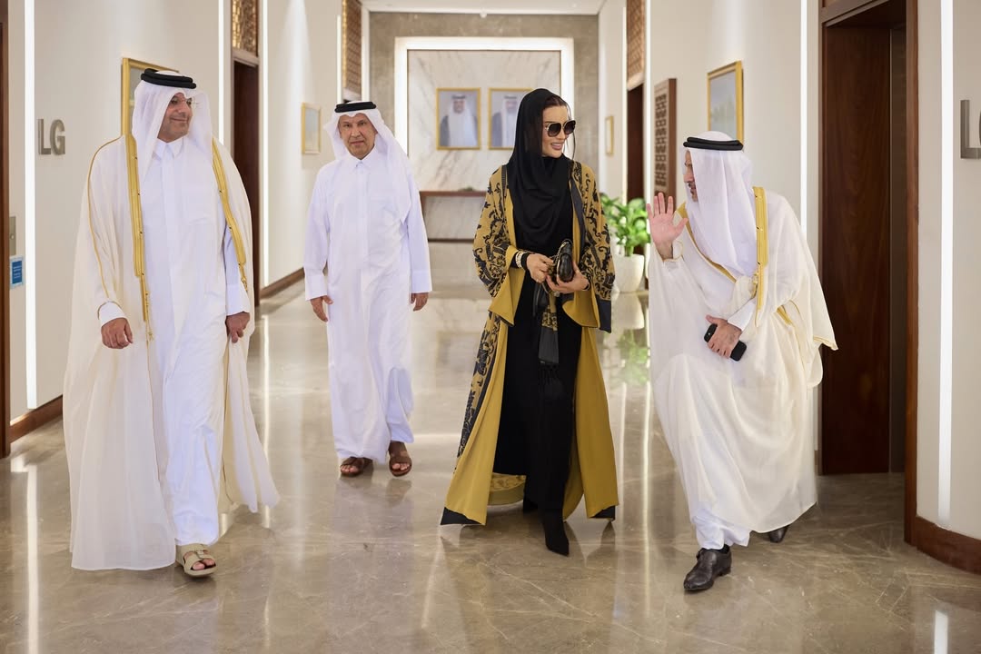 الشيخة موزا تتألق بعباية صفراء منقشة بأسلوب ملكي راقٍ