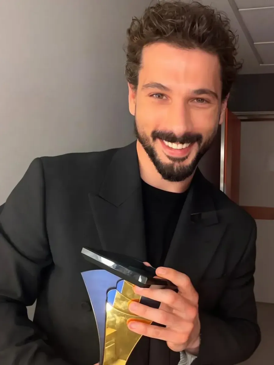 تهانينا لـ Deniz Can على الفوز بجائزة أفضل ممثل للعام من جوائز جامعة أودليري 🏆🎉❤️  تم تحديد الجوائز من خلال أصوات طلاب الجامعات من 79 جامعة في 43 مدينة في تركيا. 
