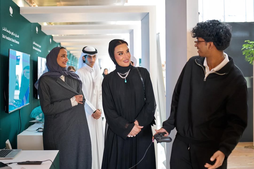 العباية السوداء ومجوهرات التوركواز واللؤلؤ في إطلالة الشيخة موزا 