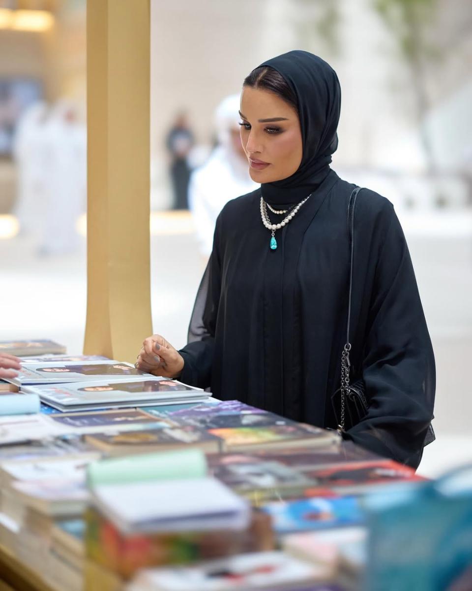 العباية السوداء ومجوهرات التوركواز واللؤلؤ في إطلالة الشيخة موزا 