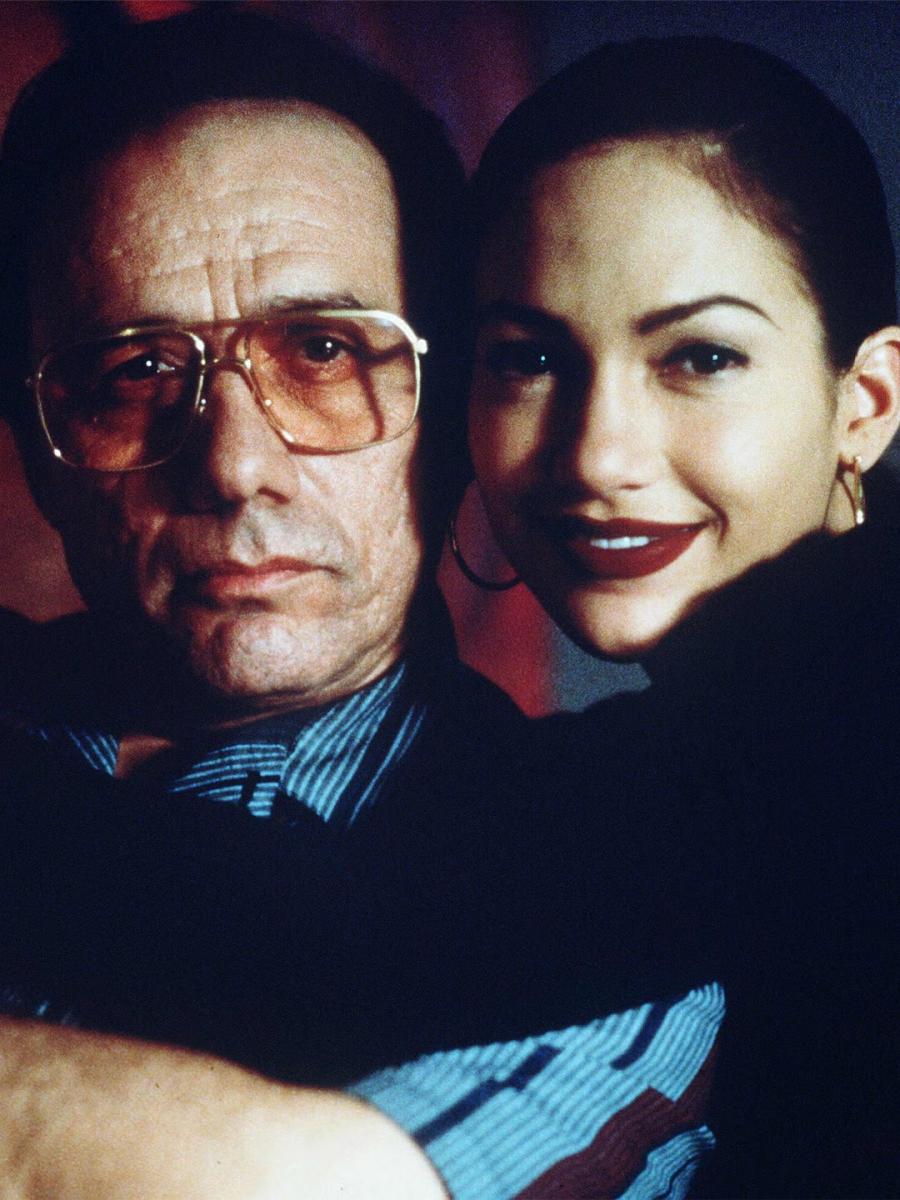 جينيفر لوبيز Jennifer Lopez - إدوارد جيمس أولموس Edward James Olmos - فيلم Office Romance - نتفليكس Netflix - فيلم Selena - سيلينا كينتانيّا بيريز Selena Quintanilla-Pérez - أبراهام كينتانيّا Abraham Quintanilla - هوليوود Hollywood - العرض الأول لفيلم Office Romance - جينيفر لوبيز 2026 - أخبار جينيفر لوبيز - أفلام نتفليكس الجديدة - Jennifer Lopez Office Romance - Edward James Olmos Selena - Netflix romantic comedy - Selena movie cast reunion - Entertainment Weekly - Egyptian Theatre Hollywood - Jennifer Lopez Netflix movie - Office Romance premiere