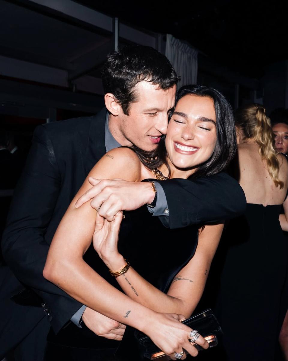 دوا ليبا - Dua Lipa - كالوم تيرنر - Callum Turner - زواج دوا ليبا - حفل زفاف دوا ليبا - زواج مشاهير هوليوود - Hollywood Wedding - دوا ليبا وكالوم تيرنر - Old Marylebone Town Hall - لندن - London - خطوبة دوا ليبا - British Vogue - أخبار المشاهير - نجوم هوليوود - Celebrities News - حفل زفاف في لندن - Sicily Italy - Elton John - Charli XCX - علاقة دوا ليبا وكالوم تيرنر