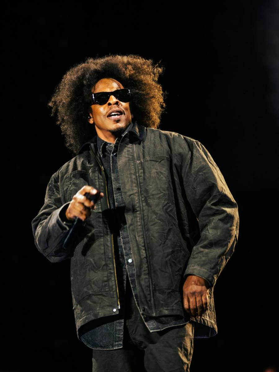 جاي زي Jay-Z - دريك Drake - نيكي ميناج Nicki Minaj - كانييه ويست Kanye West - روتس بيكنيك Roots Picnic - شون كارتر Shawn Carter - أخبار الهيب هوب - خلاف جاي زي ودريك - أغاني دريك الجديدة - مهرجان Roots Picnic - بيلبورد Billboard - كينيث بيتي Kenneth Petty - دونالد ترامب Donald Trump - نجوم الراب - موسيقى الهيب هوب
