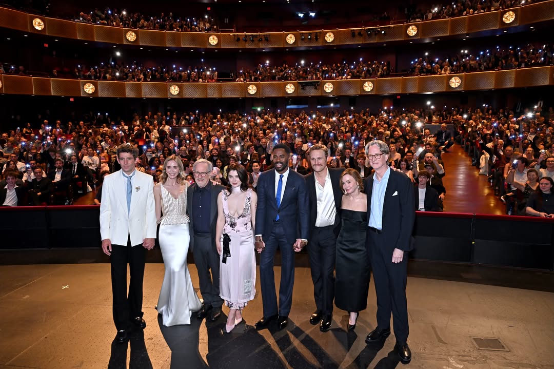 ستيفن سبيلبرغ - Steven Spielberg - Disclosure Day - Universal Studios - إميلي بلانت - Emily Blunt - كولين فيرث - Colin Firth - كولمان دومينغو - Colman Domingo - جوش أوكونور - Josh O’Connor - إيف هيوسون - Eve Hewson - وايات راسل - Wyatt Russell - نيويورك - New York - الولايات المتحدة الأمريكية - United States - فيلم هوليوود - أفلام خيال علمي - أخبار هوليوود 2026 - نجوم هوليوود - عالم السينما - تعاون النجوم - IMAX - فيلم خيال علمي حديث