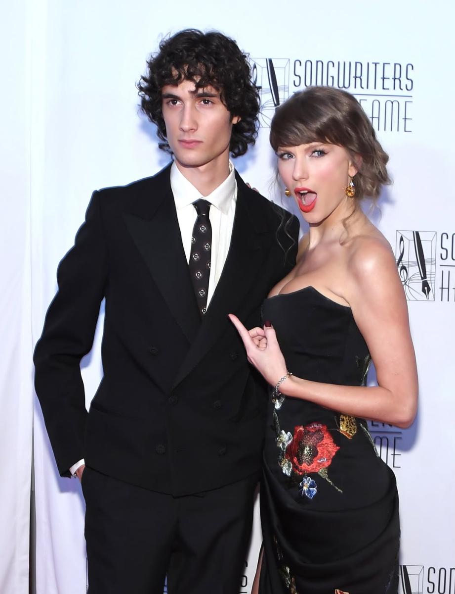 تايلور سويفت - Taylor Swift - قاعة مشاهير كتّاب الأغاني - Songwriters Hall of Fame 2026 - خطاب تايلور سويفت - دموع تايلور سويفت - ستيفن سبيلبرغ Steven Spielberg - ترافيس كيلسي Travis Kelce - نيويورك New York - تايلور سويفت 2026 - تكريم تايلور سويفت - أخبار تايلور سويفت - Taylor Swift speech - Taylor Swift Songwriters Hall of Fame - Taylor Swift family - Taylor Swift New York - Sombr - Stevie Wonder - Toy Story 5 - Randy Newman - مشاهير هوليوود - أخبار الموسيقى العالمية - جوائز الموسيقى 2026 - Taylor Swift latest news - Taylor Swift award 2026
