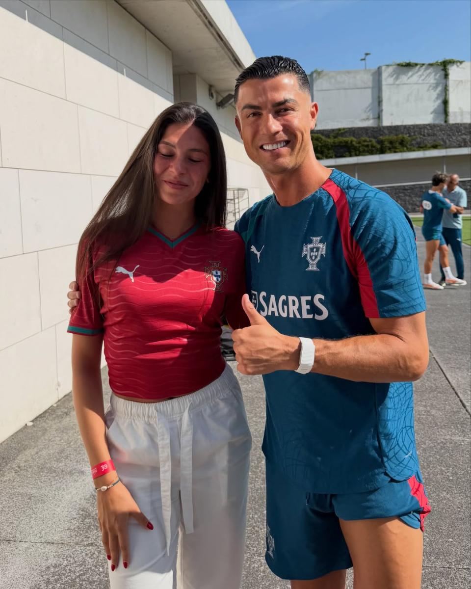 كريستيانو رونالدو Cristiano Ronaldo - سيلين ديبت Celine Dept - لقاء كريستيانو رونالدو وسيلين ديبت - فيديو رونالدو وسيلين ديبت - رونالدو يواسي معجبة - Cristiano Ronaldo viral video - Portugal national team - FIFA World Cup 2026 - معسكر البرتغال قبل كأس العالم - أخبار كريستيانو رونالدو - Celine Dept Ronaldo meeting - رونالدو 2026 - نجوم كرة القدم - فيديو مؤثر رونالدو - صانعة المحتوى سيلين ديبت