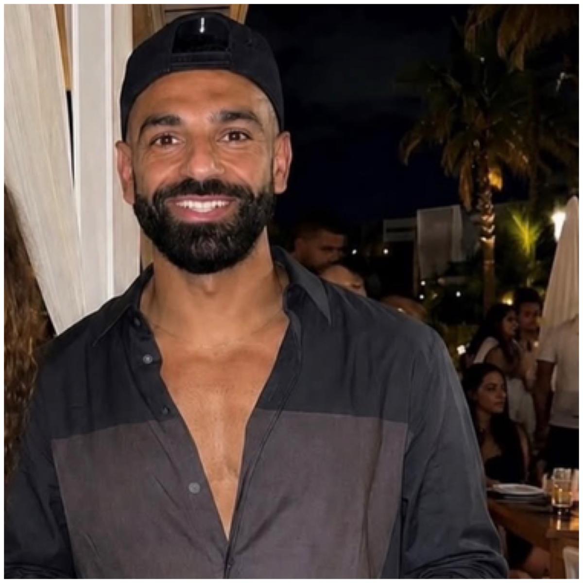 محمد صلاح بقميص لويفي...&nbsp;تصميم يجمع بين الكلاسيكية والفن