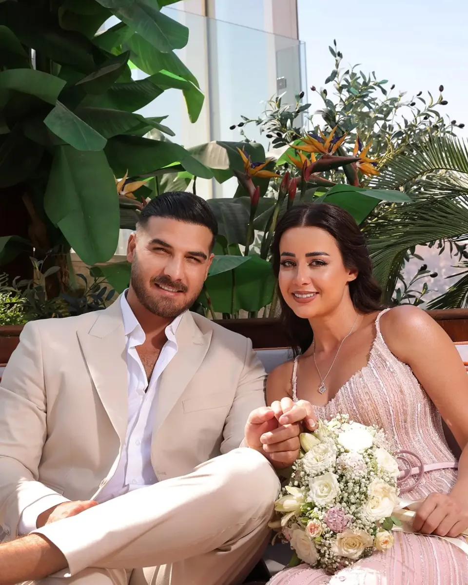 خطوبة حسن خليل وروعة السعدي... إطلالات رومانسية متناغمة 