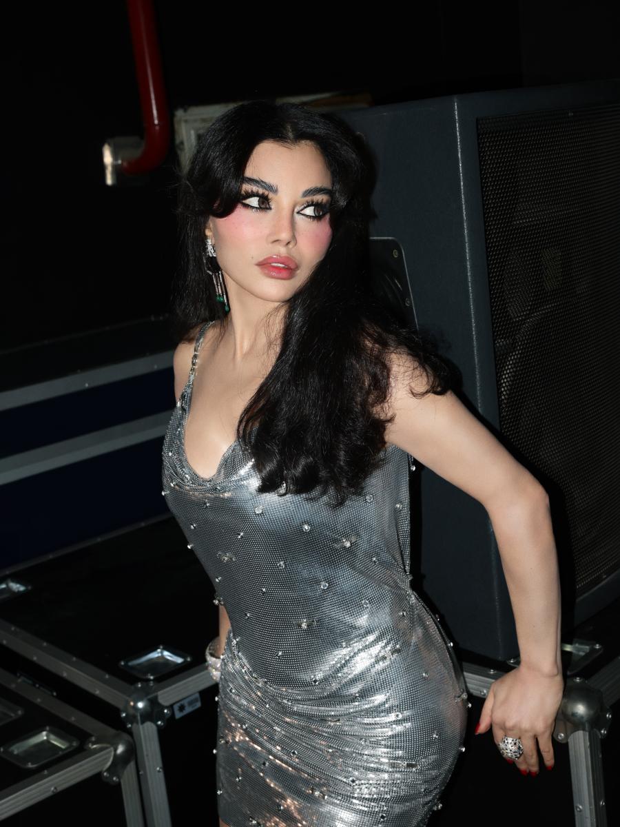 هيفاء وهبي بفستان فضي من فيرساتشي بلمسة لامعة