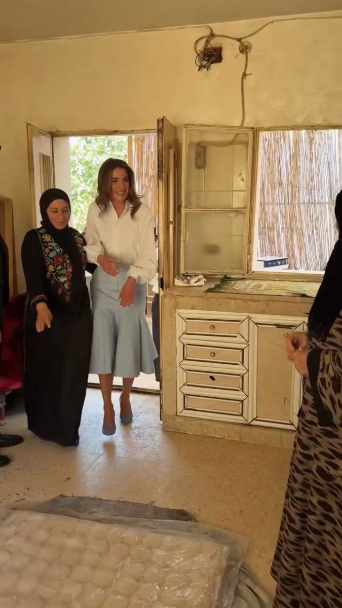 الملكة رانيا تعتمد الفخامة الهادئة بالأبيض والأزرق في عمان
