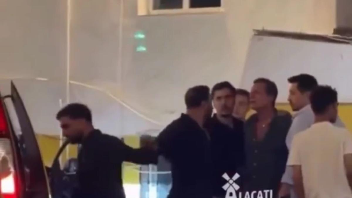 المدينة البعيدة، Uzak Şehir، ألبر تشانكايا، Alper Çankaya، أتاكان أوزكايا، Atakan Özkaya، نيهات ألتينكايا، Nihat Altınkaya، مسلسل المدينة البعيدة، نجوم المدينة البعيدة، ألاتشاتي، تشيشمي، أخبار الدراما التركية، مشاهير تركيا.