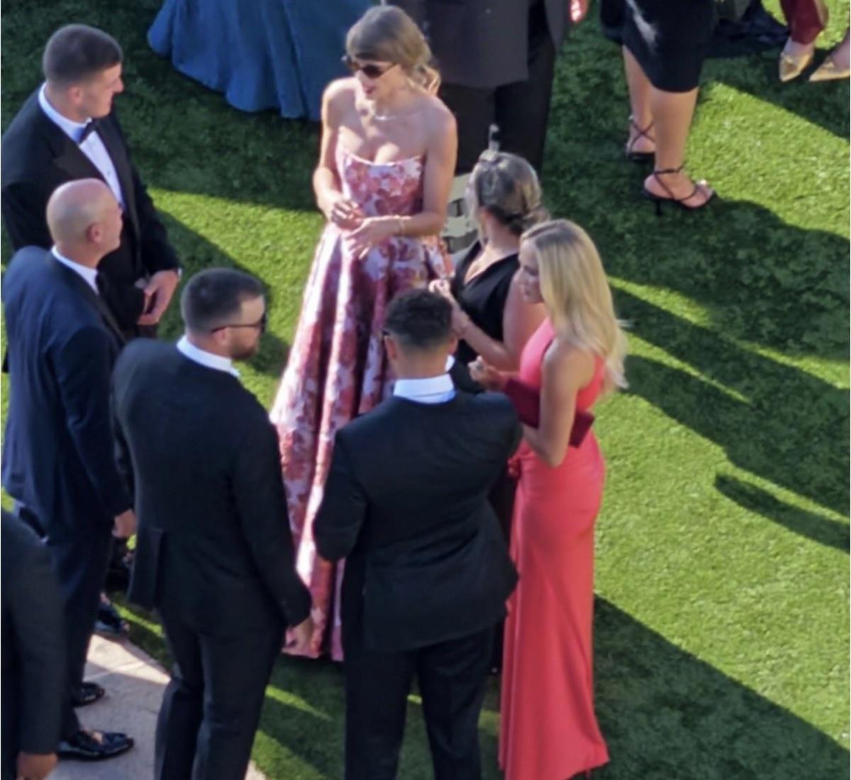 تايلور سويفت - Taylor Swift - ترافيس كيلسي - Travis Kelce - زفاف تايلور سويفت - زواج تايلور سويفت وترافيس كيلسي - أول ظهور بعد الزواج - صور تايلور سويفت - Madison Square Garden - ماديسون سكوير غاردن - JuJu Smith-Schuster - جوجو سميث شوستر - Laura Kruk - لورا كروك - Kansas City Chiefs - NFL - Page Six - People - Adam Sandler - آدام ساندلر - Andy Reid - مونتانا - Yellowstone Club - Ritz-Carlton Laguna Niguel - كاليفورنيا - مشاهير هوليوود - أخبار Taylor Swift - أخبار Travis Kelce - حفل زفاف المشاهير - ET بالعربي