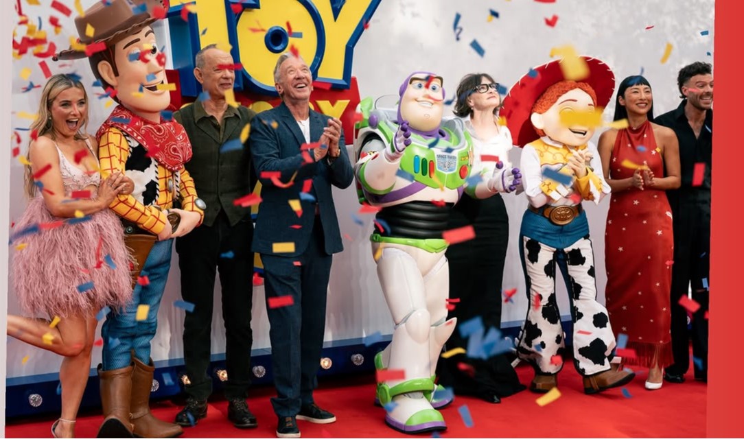 توي ستوري 5 - Toy Story 5 - العرض الأول توي ستوري 5 لندن - جوان كوزاك - Joan Cusack - توم هانكس - Tom Hanks - تيم ألين - Tim Allen - جيسي Toy Story - وودي Toy Story - باز لايتيير - Pixar - بيكسار - Disney - ديزني - أفلام الرسوم المتحركة 2026 - أخبار هوليوود - أفلام ديزني 2026 - London Premiere Toy Story 5 - Leicester Square - Andrew Stanton - Greta Lee - Tony Hale