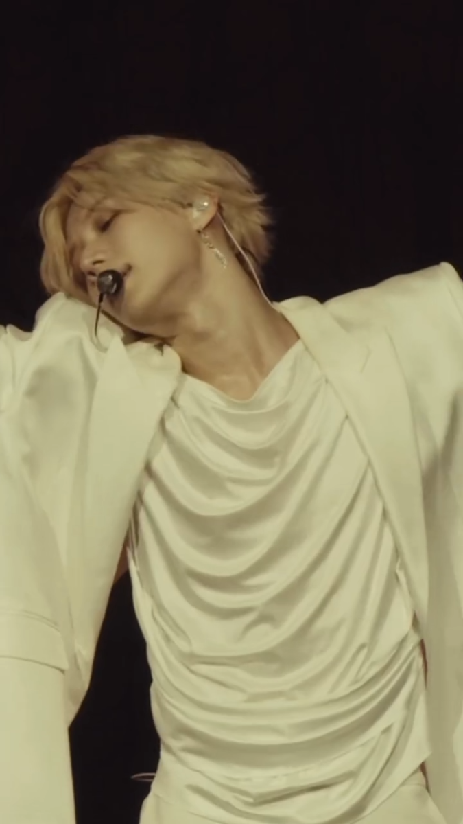 يكتب التاريخ في كوتشيلا 2026… أول فنان كوري ذكر منفرد يعتلي Mojave Stage 🇺🇸