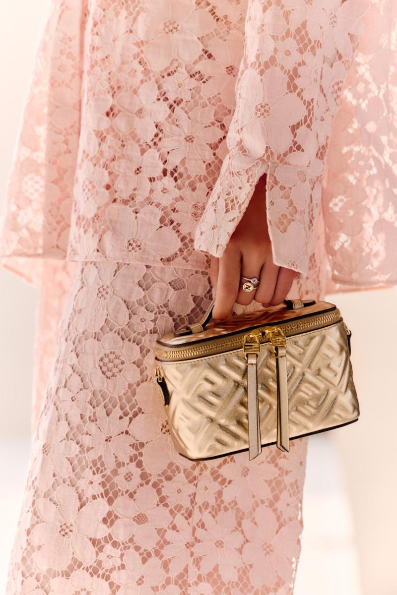 فندي تطلق مجموعة "نور"  بتصاميم مضيئة لشهر رمضان - الصورة من العلامة