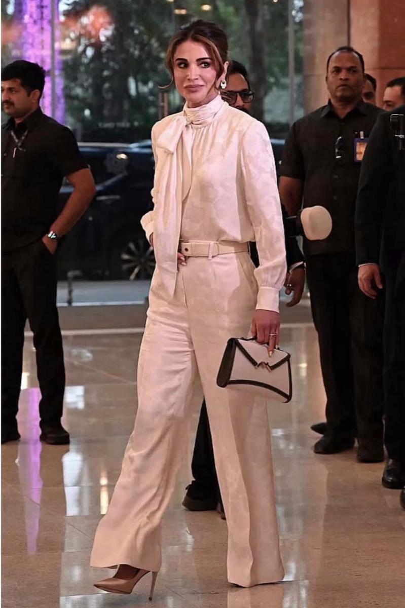 الملكة رانيا باطلالة كلاسيكية بيضاء بلمسة ملكية