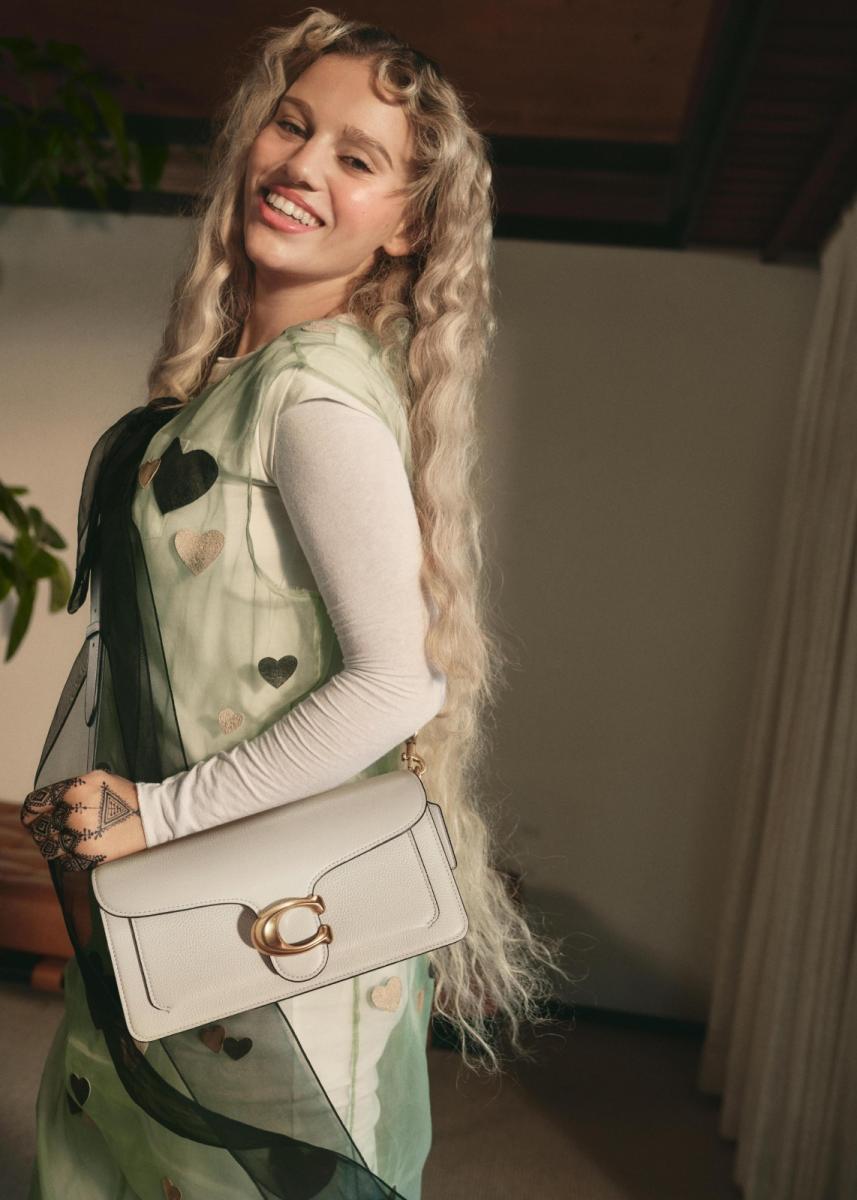 إليانا تتألق في حملة ربيع 2026 من  كوتش التي تحتفي بالهوية 