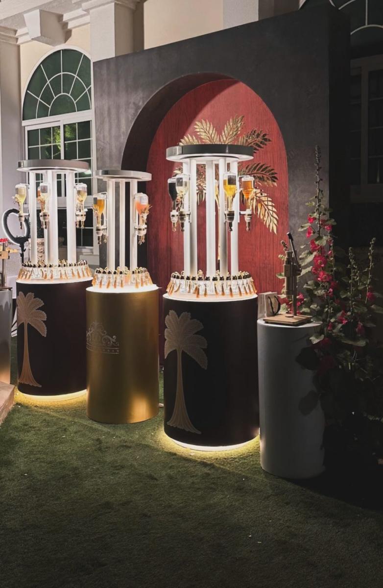 ديكور أبيض وذهبي مستوحى من النخيل