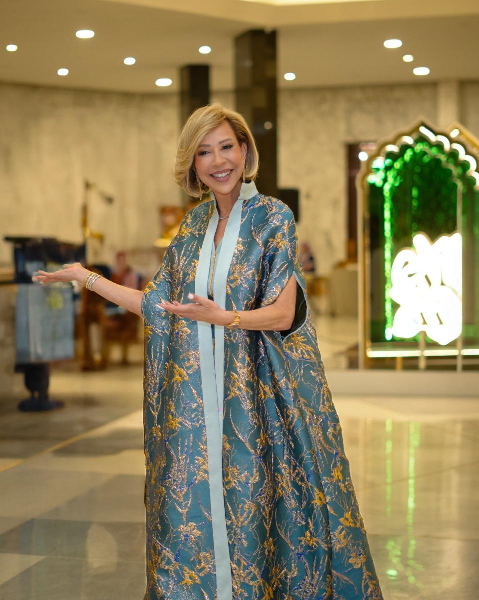 القفطان الأزرق والذهبي يميز اطلالة نعمت عون في سحور القصر