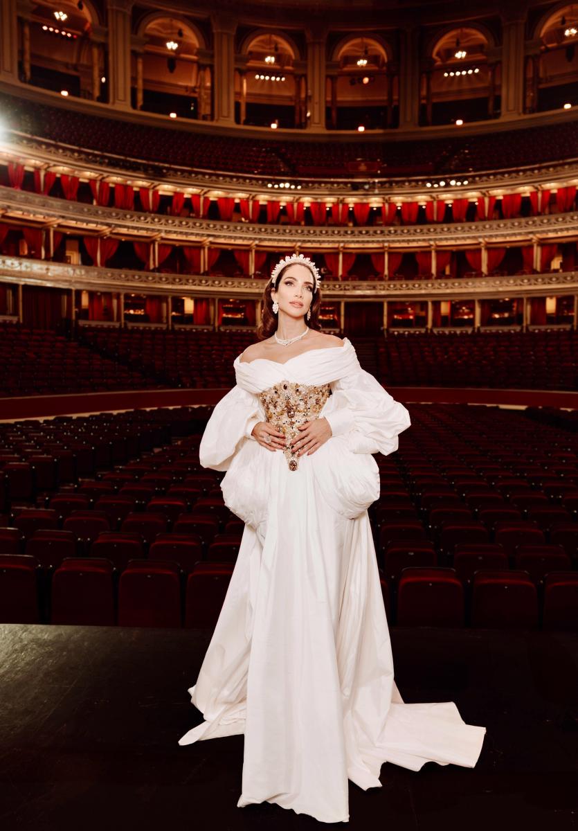 جيسيكا قهواتي باطلالة بتصميم الكورسيه والتطريزات اللماعة