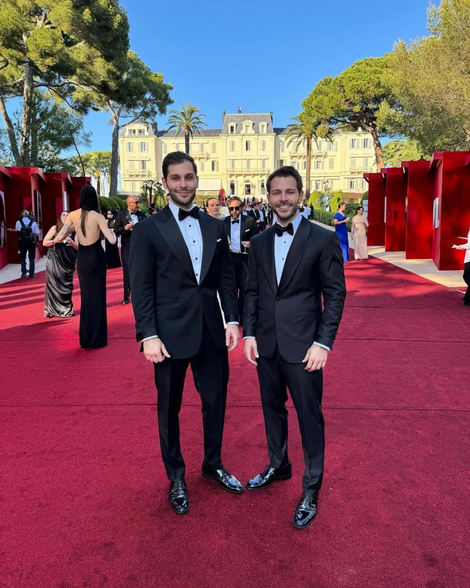 صور إحضار هاكان صابانجي حبيب هاندا أرتشيل السابق وشقيقه إلى معهد الطب الشرعي لمكافحة المخدرات