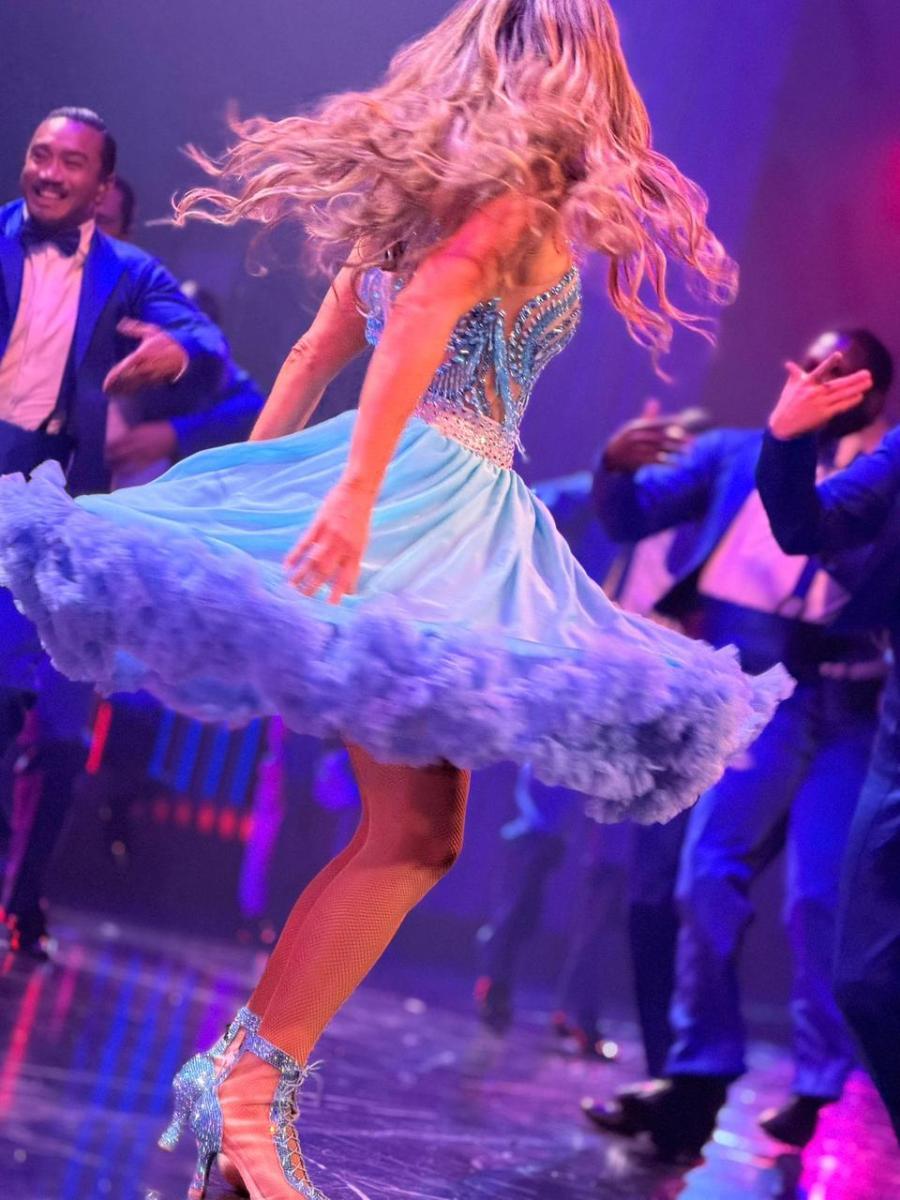 إطلالات مسرحية لافتة لجينيفر لوبيز بتوقيع شربل زوي 