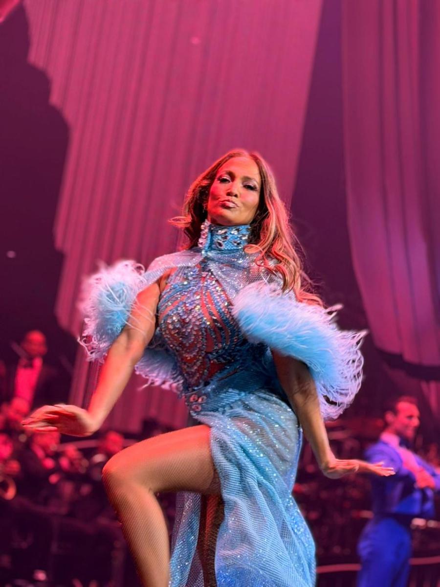 إطلالات مسرحية لافتة لجينيفر لوبيز بتوقيع شربل زوي 