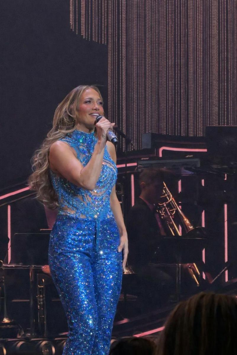 إطلالات مسرحية لافتة لجينيفر لوبيز بتوقيع شربل زوي 