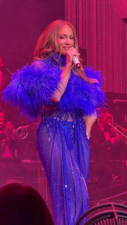 إطلالات مسرحية لافتة لجينيفر لوبيز بتوقيع شربل زوي 