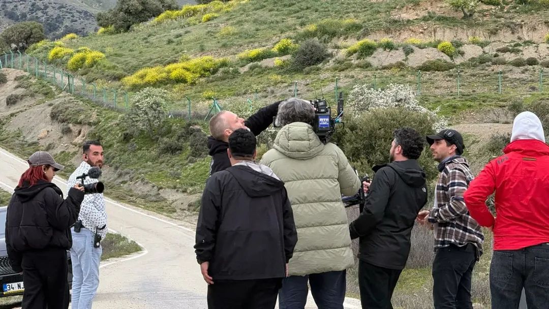  Skip to main content Toolbar items Administration menu  User account actions  أنشئ Article      Basic Information(علامة التبويب النشطة)     Categories     Media     Fashion  Body ()  بدأ رسميًا تصوير فيلم ربيع في امروز Bahar (Spring in Imroz) في جزيرة غوكجه أدا، وسط دعم من بلدية غوكجه أدا التي أكدت خلال بيان لها مع صور جمعت فريق أعضاء البلدية ببطلي الفيلم خالد ارغنتش و مريم أوزرلي أن هذا العمل يحمل أهمية خاصة، ليس فقط بسبب قصته القوية، بل أيضًا لكونه يسلّط الضوء على الثروات الطبيعية والثقافية للجزيرة وينقلها إلى جمهور عالمي.  الفيلم يشهد عودة اللقاء بعد 15 عامًا في مشروع واحد يجمع بين خالد ومريم أوزيرلي، في عمل من إخراج وكتابة أوزجان ألبر، ومن إنتاج Sky Film Global، على أن يُعرض في أكثر من 50 دولة حول العالم .  وخلال التحضيرات السابقة لانطلاق التصوير، انشغل الممثلون باكتشاف العالم الداخلي لشخصياتهم، فيما أجرى المخرج أوزجان نقاشات موسعة مع فريق العمل حول أجواء الفيلم وأسلوب السرد السينمائي، ما أضفى على التحضيرات طابعًا فنيًا عميقًا ومتكاملًا.  IMG_2762  وجرت هذه المرحلة في أجواء ودّية بين جميع أفراد الفريق، ما أظهر مؤشرات مبكرة على قوة الأداء التمثيلي وخصوصية الأسلوب السردي الذي سيقدمه العمل. قصة فيلم ربيع في امروز  وتدور أحداث الفيلم في جزيرة إمروز ذات الطبيعة الخلابة والهوية الثقافية المميزة، حيث يروي قصة شخصين من عالمين مختلفين تتقاطع طرقهما داخل الجزيرة. ويركز العمل على فكرة مواجهة الماضي والبحث عن فرصة ثانية، مع طرح سؤال محوري: “هل يمكن أن يعود الحب من جديد؟” إلى جانب إبراز الرحلة الداخلية العميقة للشخصيات.  خالد أرغنتش ومريم أوزرلي أيضاً في ET بالعربي تفاصيل تعاون مريم أوزرلي وخالد أرغنتش بفيلم ربيع في امروز  وقد أثار الفيلم اهتمامًا واسعًا منذ المراحل الأولى، بفضل طاقمه القوي والأسلوب السينمائي الخاص بالمخرج، ليصبح “İmroz’da Bahar” مرشحًا ليكون من أكثر الأعمال تداولًا هذا العام حتى قبل اكتمال التصوير، بينما يترقب الجمهور أداء خالد أرغنتش ومريم أوزيرلي بشغف كبير. أين سيعرض فيلم ربيع في امروز  İmroz’da Bahar  حتى الآن، لم يتم الإعلان عن المنصة الرقمية التي ستعرض الفيلم في تركيا، ما يثير فضول الجمهور. ويأمل فريق الإنتاج أن يتم اختيار منصة كبيرة تتيح وصول الفيلم إلى أوسع شريحة من المشاهدين، سواء داخل تركيا أو خارجها، خاصة مع الاهتمام العالمي السابق بالنجمين.  تفاعل مع فيديو ET بالعربي للقاء مريم أوزرلي وهازال كايا أيضاً في ET بالعربي تفاعل مع فيديو ET بالعربي للقاء مريم أوزرلي وهازال كايا   من المتوقع أن يحقق فيلم "ربيع إمروز" صدى واسعًا بين عشاق الدراما التركية، لا سيما مع العودة القوية للنجمين الرئيسيين. ومن الممكن أن يفتح الفيلم آفاقًا جديدة للتعاون بين النجمين في أعمال مستقبلية، نظرًا للنجاح المتوقع والأصداء الإيجابية من الجمهور والنقاد. عنصر الصورة. اضغط على Enter للكتابة بعد ذلك أو اضغط على Shift + Enter للكتابة قبل الأداة AI Writer: Idle About text formats Schedule Date Date الوقت This field is used for (Scheduled Publishing) only, and it only works with To Be Published Later state Real-time SEO for drupal Focus keyword Pick the main keyword or keyphrase that this post/page is about. SEO: na Snippet editor Snippet preview انطلاق تصوير فيلم ربيع في امروز في غوكجه أدا بدعم البلدية | ET بالعربي https://etbilarabi.com example-post/ Please provide a meta description by editing the snippet below. Content analysis      Bad SEO score The text contains 0 words. This is far too low and should be increased.     Bad SEO score No meta description has been specified, search engines will display copy from the page instead.     Bad SEO score The focus keyword doesn't appear in the first paragraph of the copy. Make sure the topic is clear immediately.     Bad SEO score The copy scores 0 in the Flesch Reading Ease test, which is considered very difficult to read. Try to make shorter sentences, using less difficult words to improve readability.     Ok SEO score The page title contains the focus keyword, but it does not appear at the beginning; try and move it to the beginning.     Ok SEO score The page title contains 70 characters, which is more than the viewable limit of 65 characters; some words will not be visible to users in your listing.  AI Automator Status AI summary About text formats      لا يسمح بوسوم HTML.  Save as Last saved Not saved yet Author AliH رسالة سجل المراجعة Briefly describe the changes you have made. Meta tags URL aliasAutomatic alias معلومات التاليفAuthored on 2026-04-15 Entityqueues settings Added one media item. نجوم تركيا (21669) Powered by