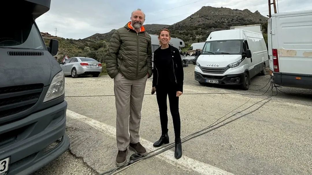 Skip to main content Toolbar items Administration menu User account actions أنشئ Article Basic Information(علامة التبويب النشطة) Categories Media Fashion Body () بدأ رسميًا تصوير فيلم ربيع في امروز Bahar (Spring in Imroz) في جزيرة غوكجه أدا، وسط دعم من بلدية غوكجه أدا التي أكدت خلال بيان لها مع صور جمعت فريق أعضاء البلدية ببطلي الفيلم خالد ارغنتش و مريم أوزرلي أن هذا العمل يحمل أهمية خاصة، ليس فقط بسبب قصته القوية، بل أيضًا لكونه يسلّط الضوء على الثروات الطبيعية والثقافية للجزيرة وينقلها إلى جمهور عالمي. الفيلم يشهد عودة اللقاء بعد 15 عامًا في مشروع واحد يجمع بين خالد ومريم أوزيرلي، في عمل من إخراج وكتابة أوزجان ألبر، ومن إنتاج Sky Film Global، على أن يُعرض في أكثر من 50 دولة حول العالم . وخلال التحضيرات السابقة لانطلاق التصوير، انشغل الممثلون باكتشاف العالم الداخلي لشخصياتهم، فيما أجرى المخرج أوزجان نقاشات موسعة مع فريق العمل حول أجواء الفيلم وأسلوب السرد السينمائي، ما أضفى على التحضيرات طابعًا فنيًا عميقًا ومتكاملًا. IMG_2762 وجرت هذه المرحلة في أجواء ودّية بين جميع أفراد الفريق، ما أظهر مؤشرات مبكرة على قوة الأداء التمثيلي وخصوصية الأسلوب السردي الذي سيقدمه العمل. قصة فيلم ربيع في امروز وتدور أحداث الفيلم في جزيرة إمروز ذات الطبيعة الخلابة والهوية الثقافية المميزة، حيث يروي قصة شخصين من عالمين مختلفين تتقاطع طرقهما داخل الجزيرة. ويركز العمل على فكرة مواجهة الماضي والبحث عن فرصة ثانية، مع طرح سؤال محوري: “هل يمكن أن يعود الحب من جديد؟” إلى جانب إبراز الرحلة الداخلية العميقة للشخصيات. خالد أرغنتش ومريم أوزرلي أيضاً في ET بالعربي تفاصيل تعاون مريم أوزرلي وخالد أرغنتش بفيلم ربيع في امروز وقد أثار الفيلم اهتمامًا واسعًا منذ المراحل الأولى، بفضل طاقمه القوي والأسلوب السينمائي الخاص بالمخرج، ليصبح “İmroz’da Bahar” مرشحًا ليكون من أكثر الأعمال تداولًا هذا العام حتى قبل اكتمال التصوير، بينما يترقب الجمهور أداء خالد أرغنتش ومريم أوزيرلي بشغف كبير. أين سيعرض فيلم ربيع في امروز İmroz’da Bahar حتى الآن، لم يتم الإعلان عن المنصة الرقمية التي ستعرض الفيلم في تركيا، ما يثير فضول الجمهور. ويأمل فريق الإنتاج أن يتم اختيار منصة كبيرة تتيح وصول الفيلم إلى أوسع شريحة من المشاهدين، سواء داخل تركيا أو خارجها، خاصة مع الاهتمام العالمي السابق بالنجمين. تفاعل مع فيديو ET بالعربي للقاء مريم أوزرلي وهازال كايا أيضاً في ET بالعربي تفاعل مع فيديو ET بالعربي للقاء مريم أوزرلي وهازال كايا من المتوقع أن يحقق فيلم "ربيع إمروز" صدى واسعًا بين عشاق الدراما التركية، لا سيما مع العودة القوية للنجمين الرئيسيين. ومن الممكن أن يفتح الفيلم آفاقًا جديدة للتعاون بين النجمين في أعمال مستقبلية، نظرًا للنجاح المتوقع والأصداء الإيجابية من الجمهور والنقاد. عنصر الصورة. اضغط على Enter للكتابة بعد ذلك أو اضغط على Shift + Enter للكتابة قبل الأداة AI Writer: Idle About text formats Schedule Date Date الوقت This field is used for (Scheduled Publishing) only, and it only works with To Be Published Later state Real-time SEO for drupal Focus keyword Pick the main keyword or keyphrase that this post/page is about. SEO: na Snippet editor Snippet preview انطلاق تصوير فيلم ربيع في امروز في غوكجه أدا بدعم البلدية | ET بالعربي https://etbilarabi.com example-post/ Please provide a meta description by editing the snippet below. Content analysis Bad SEO score The text contains 0 words. This is far too low and should be increased. Bad SEO score No meta description has been specified, search engines will display copy from the page instead. Bad SEO score The focus keyword doesn't appear in the first paragraph of the copy. Make sure the topic is clear immediately. Bad SEO score The copy scores 0 in the Flesch Reading Ease test, which is considered very difficult to read. Try to make shorter sentences, using less difficult words to improve readability. Ok SEO score The page title contains the focus keyword, but it does not appear at the beginning; try and move it to the beginning. Ok SEO score The page title contains 70 characters, which is more than the viewable limit of 65 characters; some words will not be visible to users in your listing. AI Automator Status AI summary About text formats لا يسمح بوسوم HTML. Save as Last saved Not saved yet Author AliH رسالة سجل المراجعة Briefly describe the changes you have made. Meta tags URL aliasAutomatic alias معلومات التاليفAuthored on 2026-04-15 Entityqueues settings Added one media item. نجوم تركيا (21669) Powered by