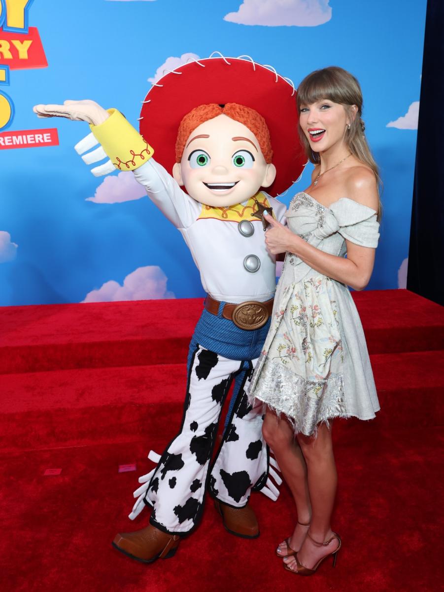 تايلور سويفت تفاجئ جمهور Toy Story 5 بآداء أغنيتها الجديدة