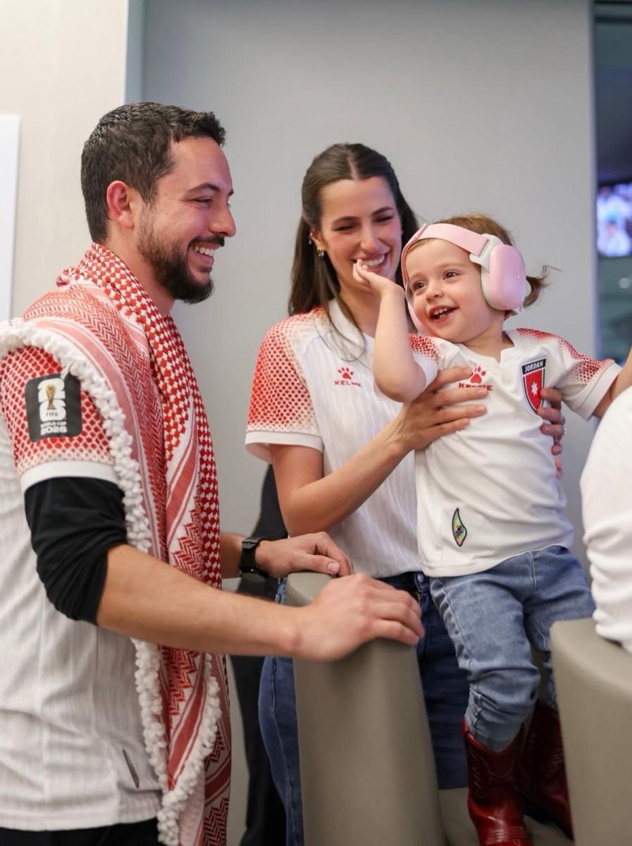 الأمير الحسين وزوجته الأميرة رجوة وابنتهما الأميرة إيمان
