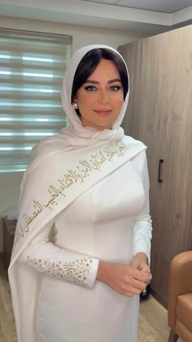 هبة مجدي بإطلالة بيضاء مزينة بالخط العربي الذهبي