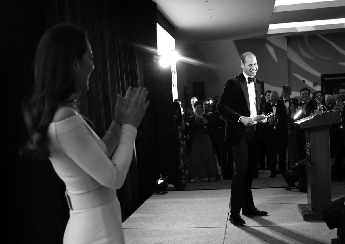 كيت ميدلتون تصفق لزوجها الأمير ويليام خلال أحتفال " ‏EarthshotPrize " - صورة من تويتر