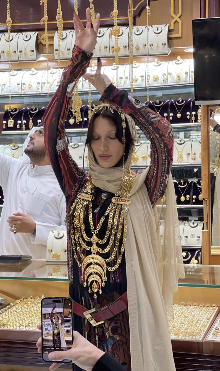 بيلا حديد ترتدي المرتهش الخليجي