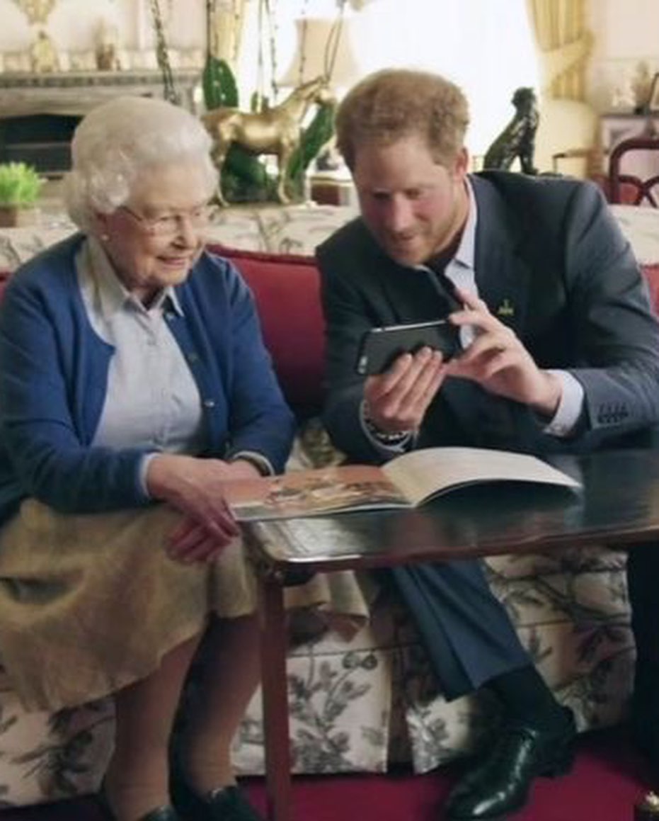 الأمير هاري و جدته الراحلة الملكة إليزابيث - صورة من حساب archewell_hm على انستقرام