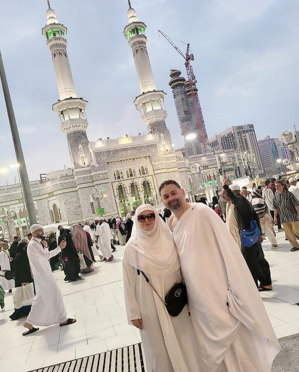 إلهام شاهين وشقيقها في مكة المكرمة 
