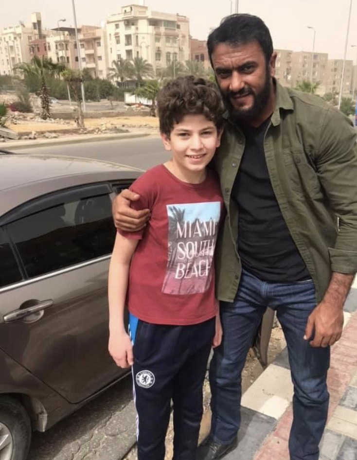 صورة متداولة لأحمد العوضي مع طفل حادث محاولة اغتيال وزير الداخلية في الاختيار 