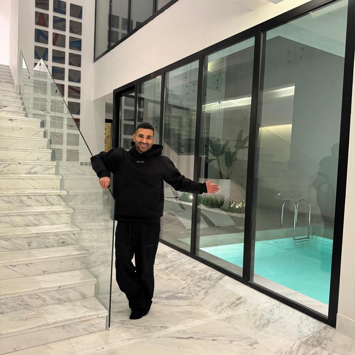 أحمد سعد يستعرض بيته الجديد في الرياض ويشكر المملكة على الهدية