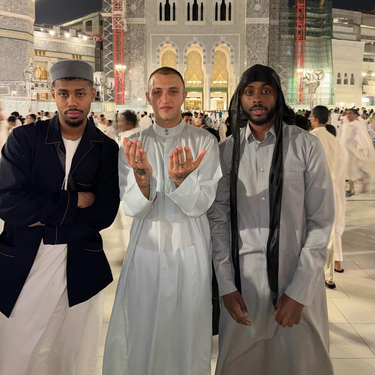 أنور حديد في مكة المكرمة "مرة مع إخواني الحقيقيين"