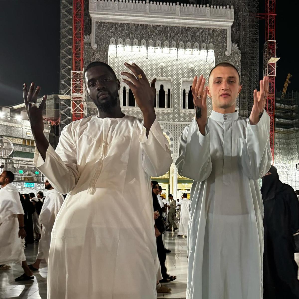 أنور حديد في مكة المكرمة "مرة مع إخواني الحقيقيين"