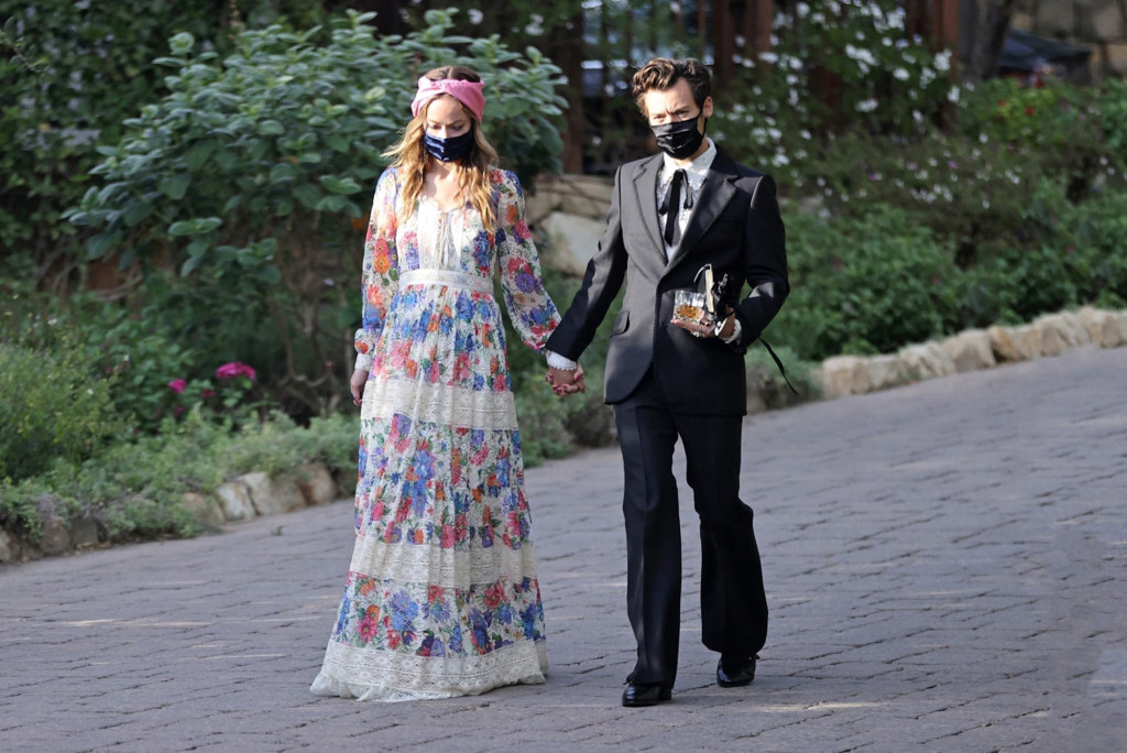 هاري ستايلز زأوليفيا وايلد خلال حضورهما حفل زفاف معاً في كاليفورنيا - الصورة من pagesix.com