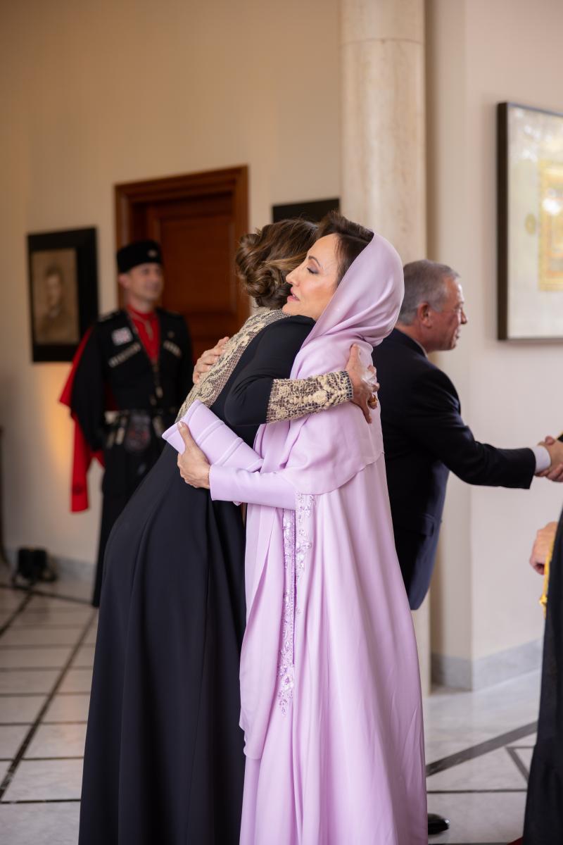 والدة الأميرة رجوة و الملكة رانيا - صورة من حساب الديوان الملكي على فليكر