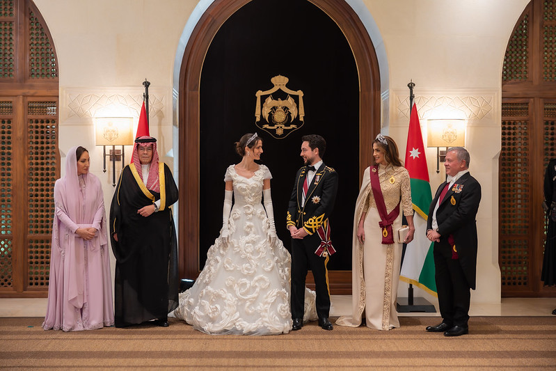 الأمير الحسين بن عبدالله الثاني وصورة من قصر الحسينية مع عائلته وعائلة الأميرة رجوة